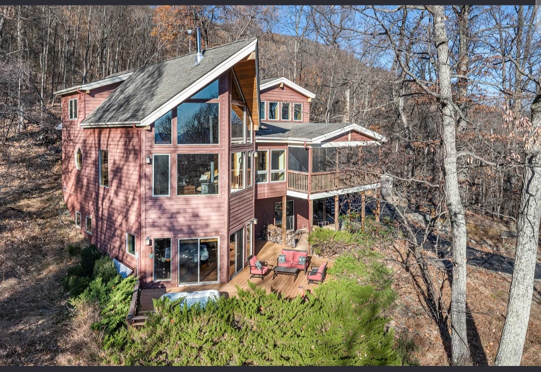 STUNNING HOME ON PRIVATE WOODLAND